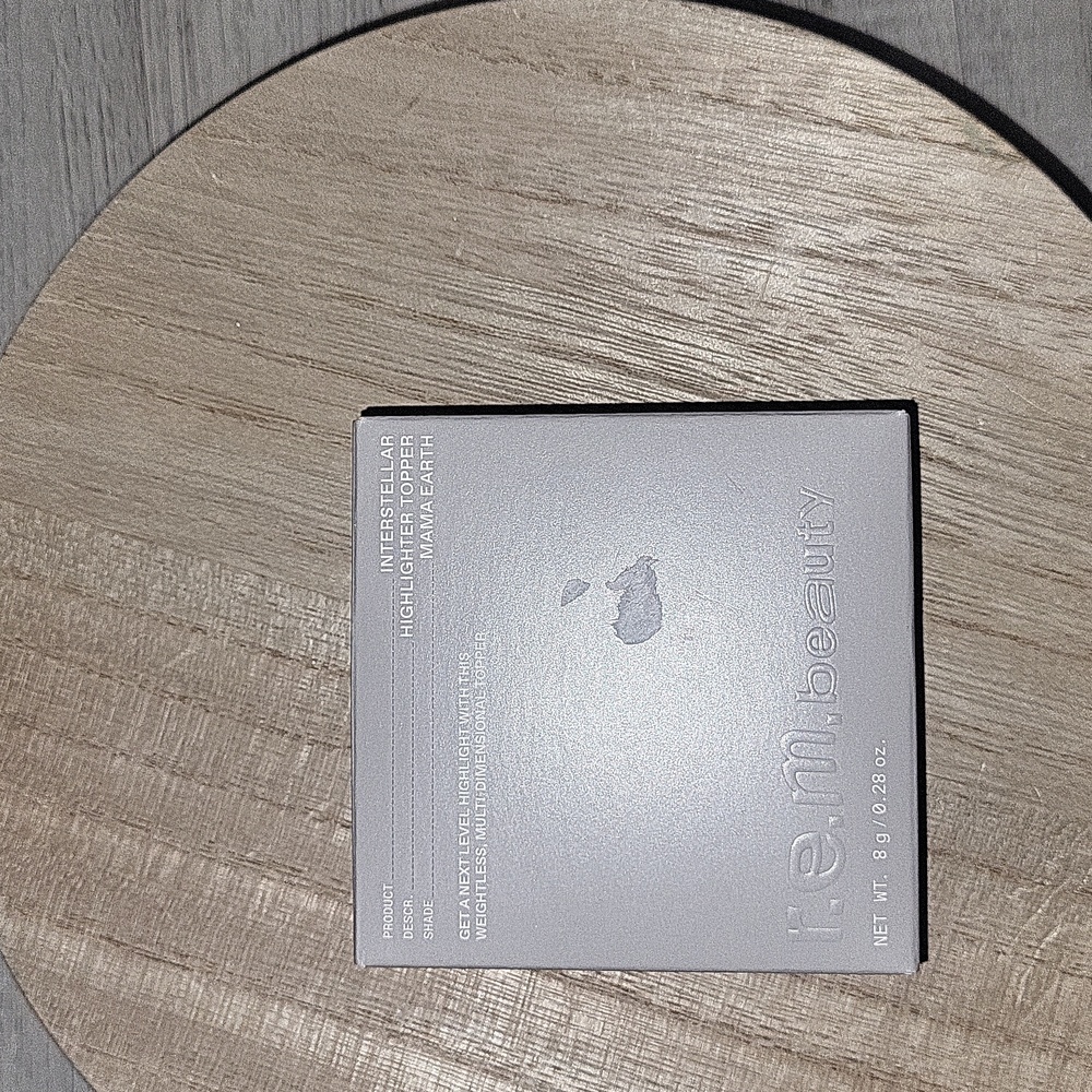 r.e.m. beauty Interstellar Highlighter Topper